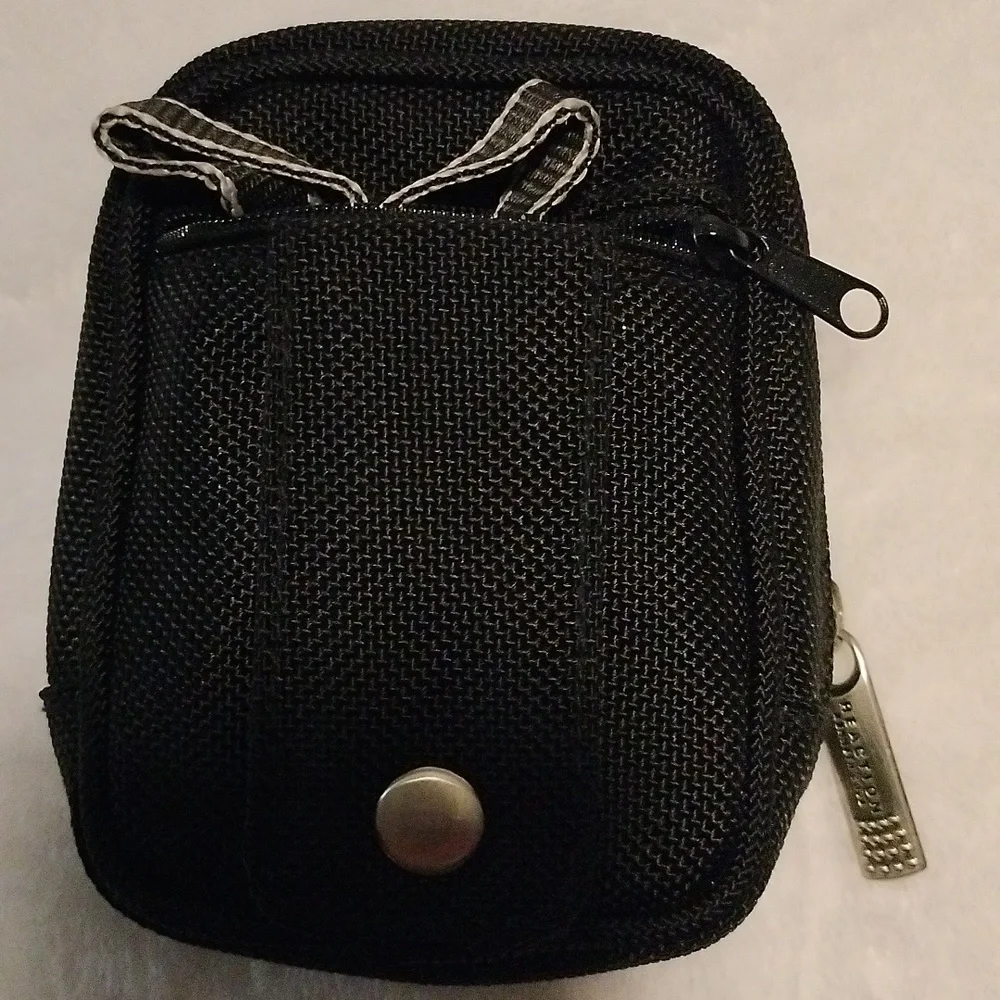 Reaction Kenneth Cole small Camara bag